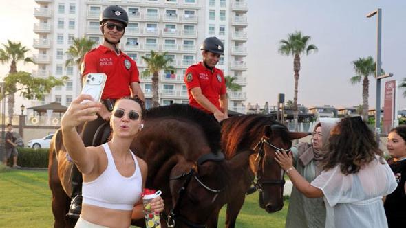 Sıcaklıklar arttı, atlı polislerin mesai saatleri değişti