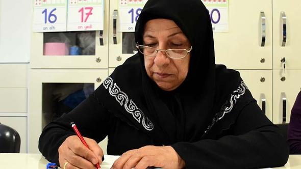 Otobüs durağında sorduğu soruya aldığı cevapla 56 yaşında okul sıralarına döndü
