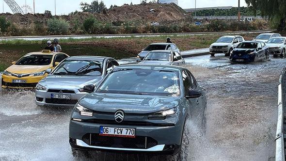 Adana'da sağanak ve rüzgar etkili oldu, yollar göle döndü