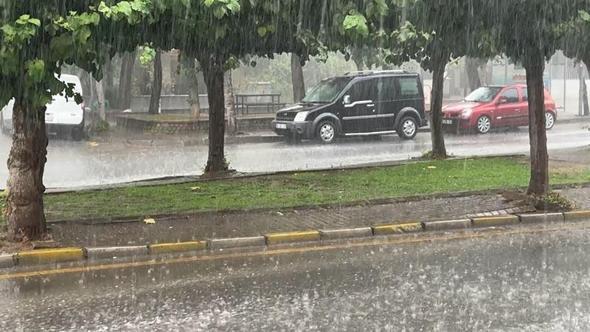 Aydın'da sağanak nedeniyle bazı yollar suyla doldu