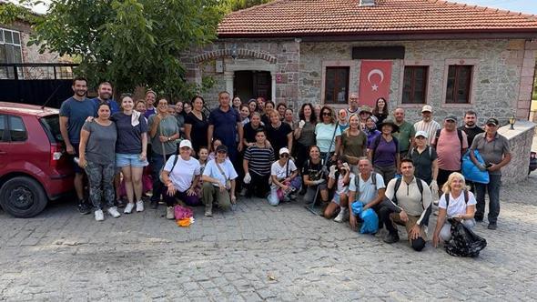 Balıkesir'de yangının ardından çevre farkındalığı için çöp topladılar