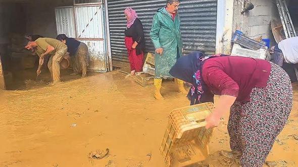 Malatya'da sağanak etkili oldu; ev, depo ve ahırları su bastı
