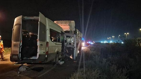 Hatay'da işçi servisi ile kamyon çarpıştı: 1 ölü, 14 yaralı