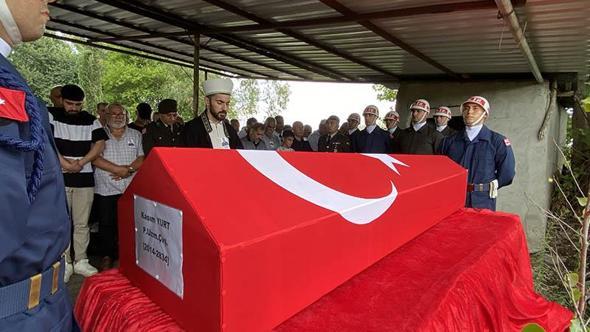 Merdivenli itfaiye aracıyla evine girerken kazada ölen uzman çavuş defnedildi