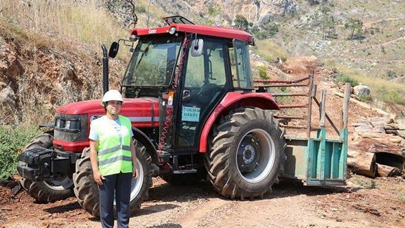Sibel, ORKÖY desteğiyle aldığı traktörle odun taşıyor