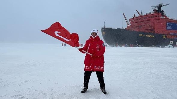 Uluslararası keşif gezisine katılan Türk genç, Kuzey Kutbu’nda Türk bayrağını dalgalandırdı