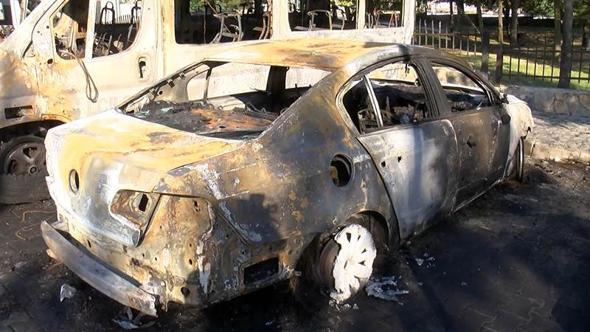 Küçükçekmece'de otomobil kundaklandı, alevler minibüse sıçradı
