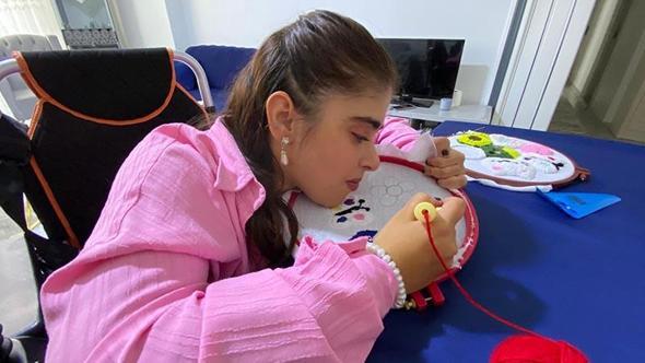 Doktorların ‘yaşamaz' dediği Ecenur 18 yaşına girdi; punch nakışında usta oldu