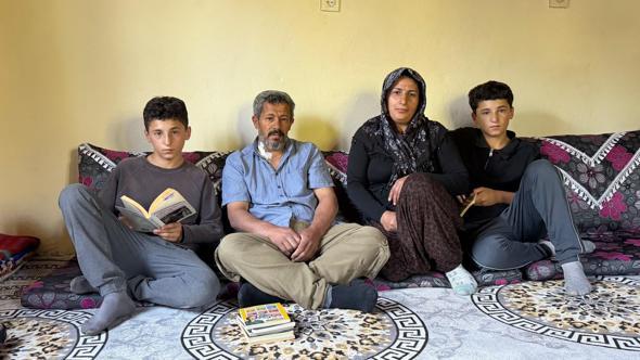 İkizler, yapımı tamamlanamayan evde yerde ders çalışıp fen lisesini kazandı