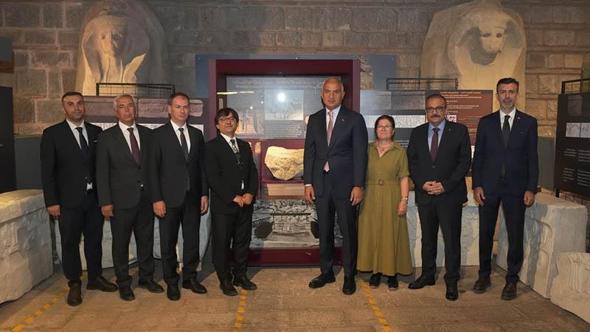 Bakan Ersoy, Hitit İmparatorluğu'nun izlerini taşıyan sergiyi ziyaret etti