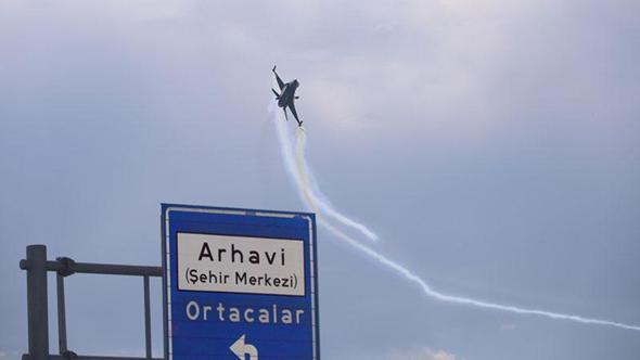 SOLOTÜRK'ten Arvin'de nefes kesen gösteri uçuşu