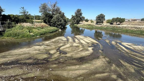 Debisi düşen Tunca Nehri’nde kum adacıkları ortaya çıktı