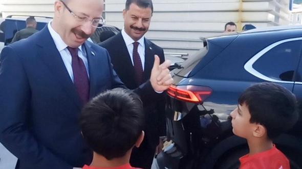 ‘Stadın ışıkları yanmıyor' diyen çocuklara validen esprili yanıt