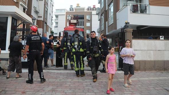 Klimadan çıkan yangında daire kullanılamaz hale geldi