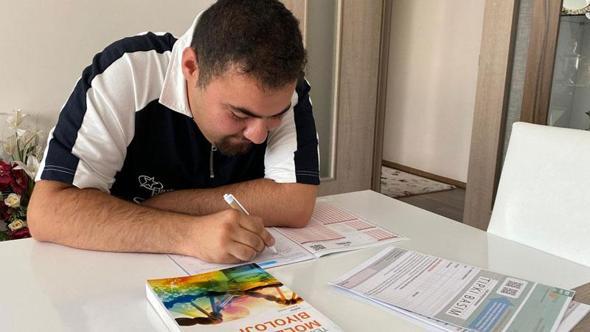 Otizmli Deniz Zekai, evde çalışarak moleküler biyoloji ve genetik bölümünü kazandı