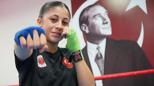 Hem çalışıp hem antrenman yapan muay thai sporcusu Ecrin, dünya şampiyonası biletini aldı
