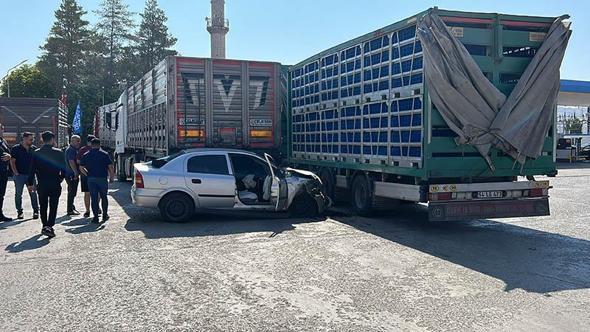 Polisten kaçan sürücünün otomobili, park halindeki 2 TIR'a çarptı; 2 yaralı