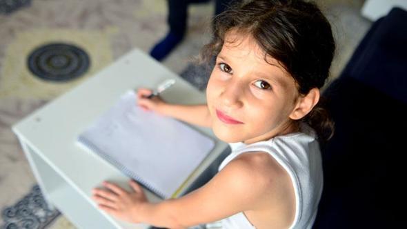 Biyonik kulağı kırılan Ayşegül, okullar açılmadan önce ‘duymak’ istiyor