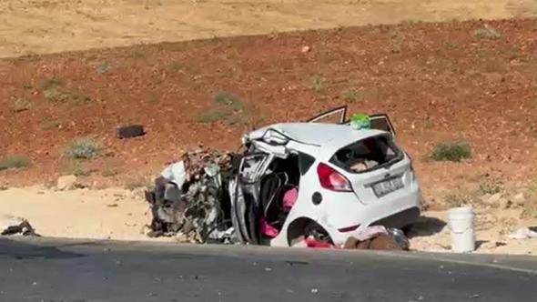 Hafif ticari araç ile otomobil, kafa kafaya çarpıştı; 2 ölü, 4 yaralı