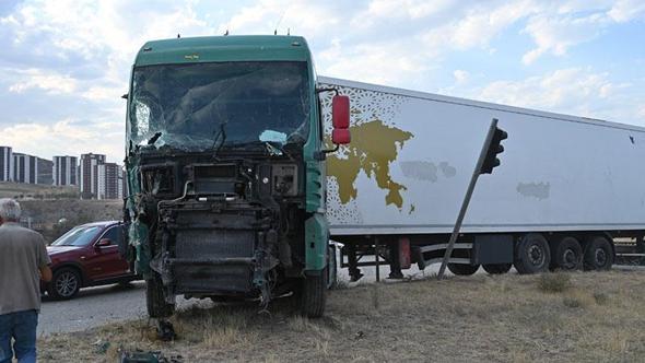 Kırıkkale’de TIR, yolcu otobüsü ve kamyonetin karıştığı kazada 1 kişi yaralandı