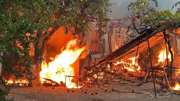 Antalya'da ağaçlık alanda başlayan yangın, evlere ve seralara sıçradı