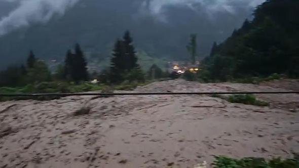 Trabzon'da etkili sağanak; Uzungöl'de taşkın