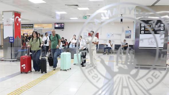 Van-Tahran arasında ilk uçuş gerçekleşti; İranlı turistler çiçeklerle karşılandı