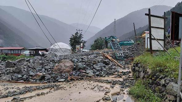 Uzungöl'de sağanak etkili oldu; dere taştı, heyelan meydana geldi