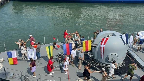 TCG Karşıyaka gemisi Zafer Bayramı'nda ilk kez ziyarete açıldı