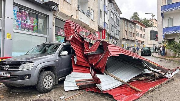 Artvin'de fırtınada uçan çatı 3 aracın üzerine düştü