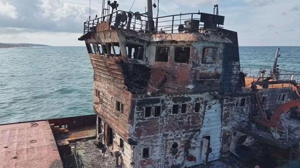 Rusya'da saldırıya uğrayan gemi sürüklenerek Şile'de karaya oturdu