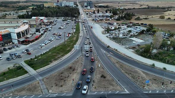Edirne’de tatilciler sahillerden dönüşte uzun araç kuyrukları oluşturdu