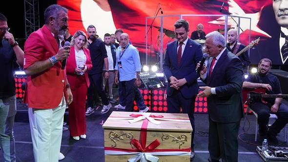 Şarkıcı Hakan Altun’a sahnede ‘çeyiz sandığı’ hediye edildi
