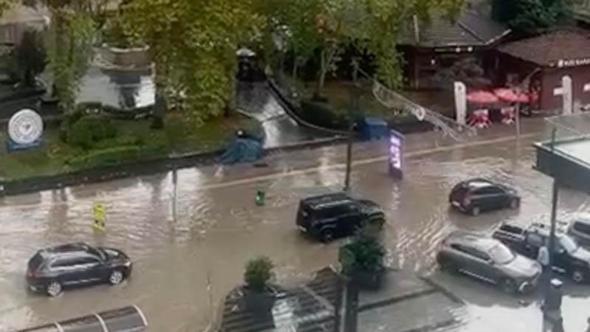 Rize'de sağanak cadde ve sokakları göle çevirdi
