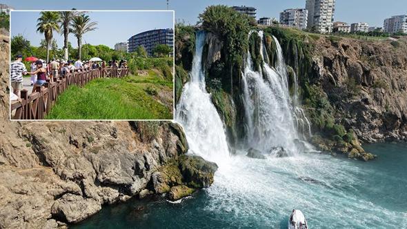 Düden Şelalesi'nde turist yoğunluğu
