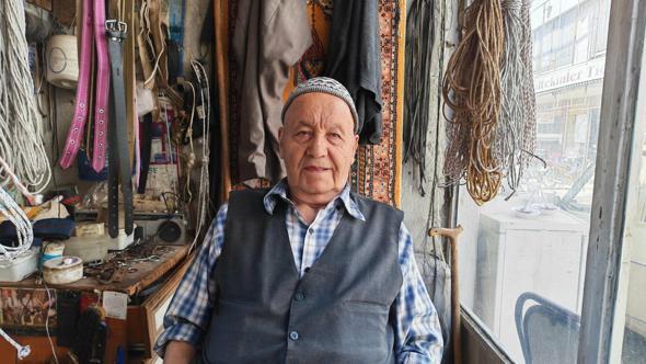 92 yaşındaki semer ustası, zanaatını yaşatmak için 2 bastonuyla dükkan açıyor