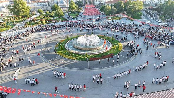 Sivas’ta 1058 kişi aynı anda halay çekti