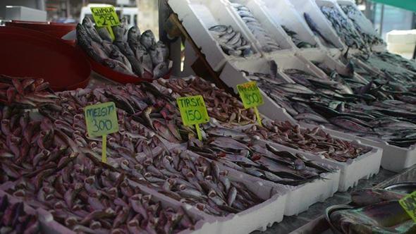 Rize’de sezonun ilk balıkları tezgahtaki yerlerini aldı