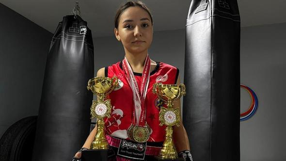 Mağazada çalışıp, spor salonu aidatını ödediği ‘muay thai’de şampiyon oldu