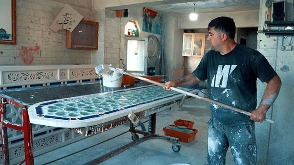 Dede mesleğini geleceğe taşıyor; 23 yıldır camileri süslüyor