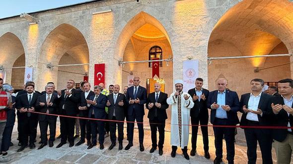 Adıyaman’da depremde hasar gören camiler ve türbe ibadete açıldı