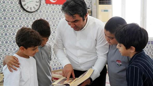 Yazdığı kitapla gençleri camide buluşturdu