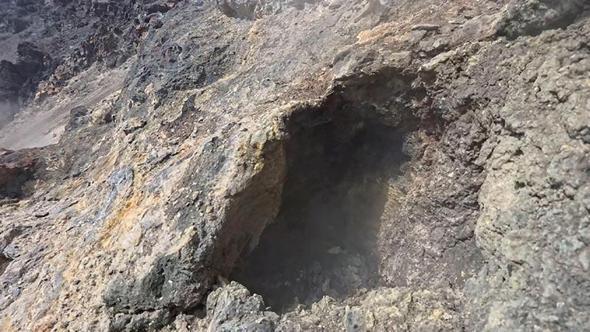 Tendürek Dağı'nın kraterine indiler: Adeta cehennem çukuru gibi