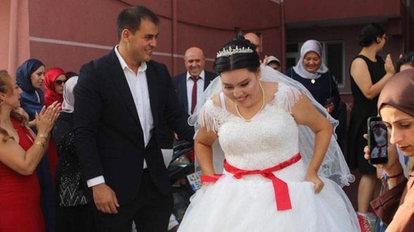 Özel gereksinimli Esmanur'un gelinlik giyme hayali gerçek oldu