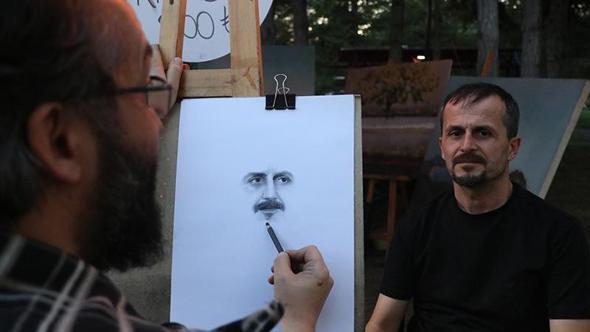 Çocukken izlediği ressam Bob Ross'dan etkilendi, canlı model portre sanatçısı oldu