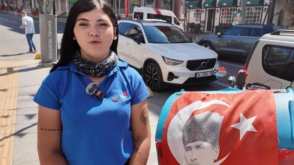 Motokurye Tuğba'nın belediye personelinden istediği bayrak, 1 gün sonra verildi