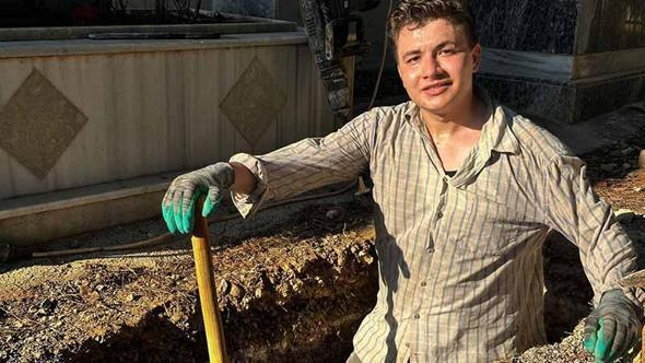 Mezarcılık yapan babasına yardım edip üniversite harçlığını çıkarıyor