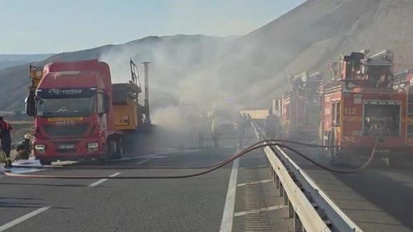 Asfalt makinesi yüklü TIR alev alev yandı; yol 1,5 saat ulaşıma kapandı
