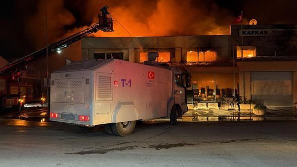 Eskişehir’deki bir işletmede yangın; TOMA da itfaiyeye destek verdi