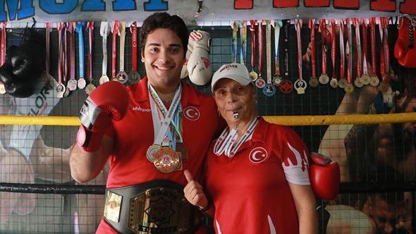 Kick boks antrenörü anne, oğlunu Avrupa'ya hazırlıyor